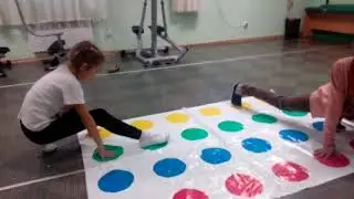 ИГРАЕМ В ТВИСТЕР В КЛУБЕ