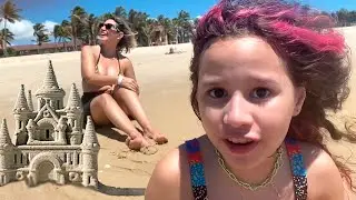 DIVERSÃO NA PRAIA COM AS CRIANÇAS!! Erlania E Valentina