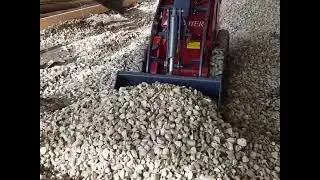 Разравнивание щебня погрузчиком Helffer MSV-101