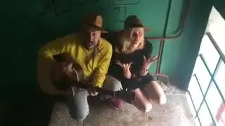 Шнур с Алисой поют в подъезде