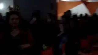 Sheila cantando Shania em festa
