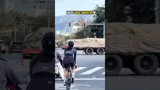 Dieses Radfahrermädchen zeigt ihre Radfahrkünste an der roten Ampel