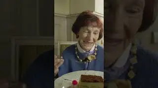 Огузок готовит десерт Элеоноре Андреевне 