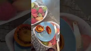 Пробую экзотический фрукт