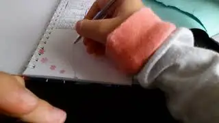 Алиса проверяет задания и ставит оценки #алисаисемья #школа #оценки