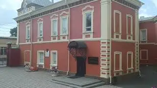 Памятник Петру Сумину и дом Владимира Покровского