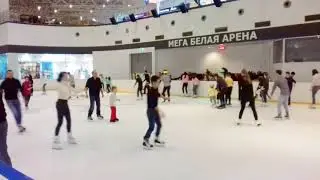 Детский каток Дети катаются на коньках
