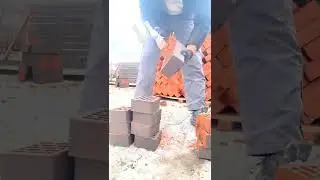 Как с помощью кирки каменщик колет кирпич