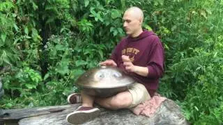 Харьковский музыкант играет на ханге