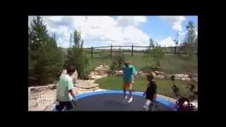 Опасный прыжок на батуте