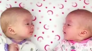 Девочки-близняшки начинают серьёзные разговоры :)