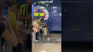Fenerbahçe'de Osayi-Samuel, maç sonu taraftarlar ile fotoğraf çektirdi.