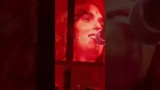 עטרה אוריה  שרה ילד מטריה בהופעה של שלמה ארצי קיסריה 2023
