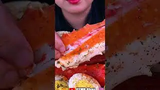 Opening a Giant King Crab Leg PERFECTLY! 