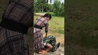 momen haru ketika prajurit TNI pulang ke rumah cium kaki kakak perempuan nya ‼️
