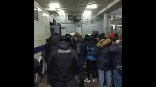 Болельщиков ЦСКА поместили в автозаки после матча с Зенитом