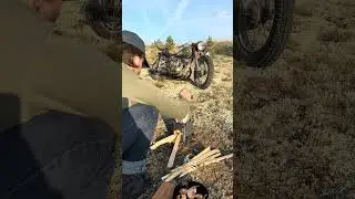 Антон Чигур жарит креветки