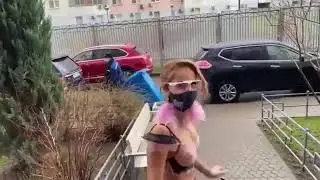 В белье на улицу вышла Анна Калашникова.