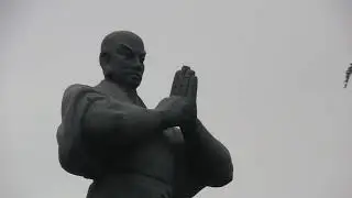 Шаолинь-легендарный  буддийский монастырь в центральном Китае.