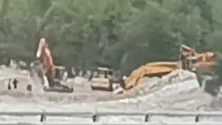 INIZIATE LE OPERAZIONE DI SALVATAGGIO EXCAVATOR LIEBHERR 974 800 quintali A PESO MORTO