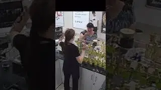 ПЯТНИЧНЫЙ ВЕЧЕР В РАЗГАРЕ... Женщина выпила ДУХИ в ТЦ Саратова 😲🙈🙈🙈