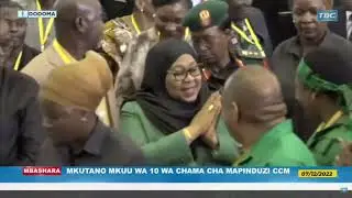Utapenda! Rais Samia alivyopita katikati ya Wajumbe akiingia kwenye Mkutano Mkuu wa CCM