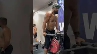 Just casually dipping your girlfriend…for reps 😏 #dips #bodybuilding #gymlife #chest #gymlife