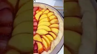 Галета з персиком і полуницею