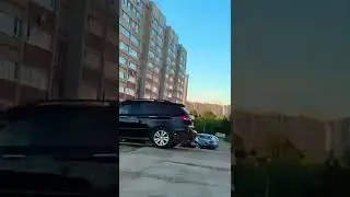 Стоны из машины в городе 