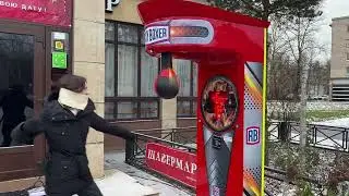 Девушки тоже измеряют силу с Rocky Boxer