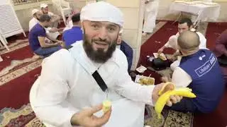 Магомед Исмаилов попробовал ПЛОВ С БАНАНОМ!