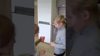 Неадекватная мамаша смотрит как издеваются над сыном 