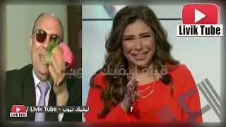مذيعة خليجية تتصرف بغرابة على الهواء ... أنظروا ماذا فعلت دون خجل !!