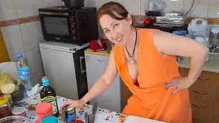 Cooking with Mila. Delicious pizza sauce. Cooking show. Mila naturist.