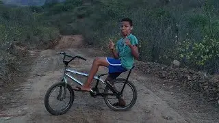 menor de 11 anos na bike dando manobras Pereculosas