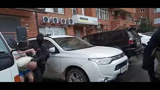 Мужчину, который угрожал выбросить ребёнка с балкона из-за измены жены, задержали