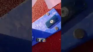 Он устроил ловушку для друга с его телефоном 🤷‍♂️📱🪨