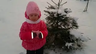 Настя играет в снегу Видео для детей игрушки