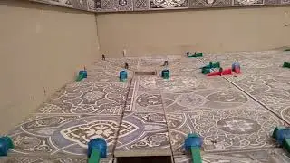 Поддон в душевой из плитки.