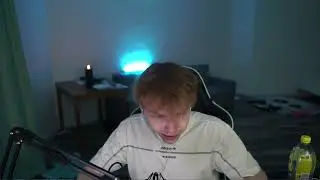 ликс чуть не задохнулся когда ему села девочка на лицо.... ♡
