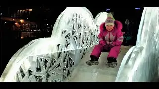 Настя и большая ледяная горка у торгового центра / маленькие горки для детей. Екатеринбург