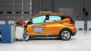 2017 Chevrolet Bolt moderate overlap IIHS crash test