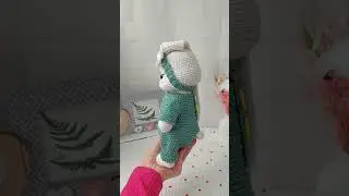 Зайка в комбинезоне с пчелками
