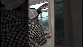 How to Remove a Window Screen