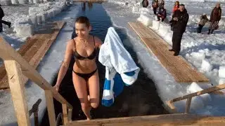 Крещение Барнаул Алтай Купание в проруби в купели в Оби, девушки так купаются!