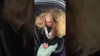 Девушка в авто новая причёска 👱