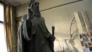 Скульптор Сергей Сережин создает образ преподобного Сергия Радонежского.