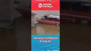Seorang Pria Berjalan Di Atas Air Laut