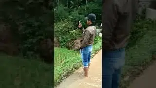 sisa sisa banjir bandang yang melintas sampai ke jalan