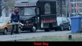 Ребенок в мусорном баке!   The child in a dumpster  Scary Prank 2015!
